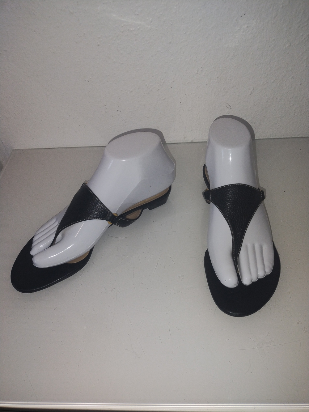 Vintage Talbots T-strap thong sandals- textured black pebbled  leather size 6.5B